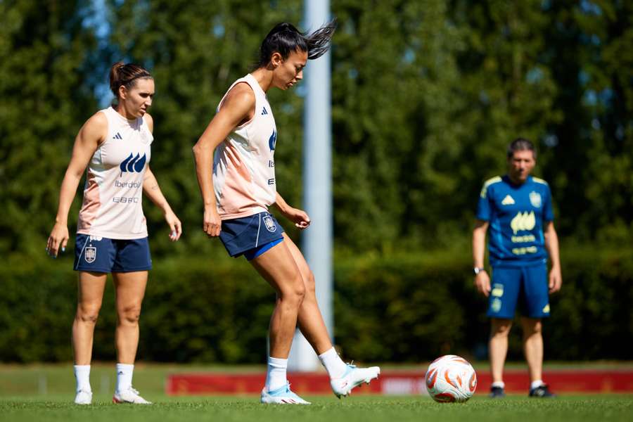 Leila Ouahabi da un pase en un entrenamiento