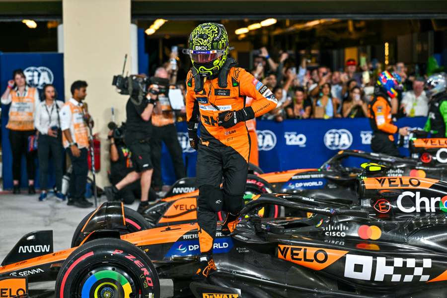 Lando Norris festeja a sua vitória ao sair do seu carro.