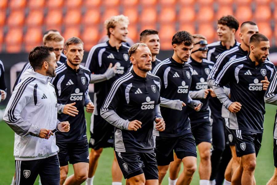 Čeští fotbalisté během tréninku.