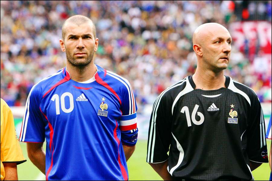 Zlatá generácia Francúzska - Zidane (vľavo) a Barthez (vpravo). Obaja boli pri najväčších úspechoch. Zlatá generácia Francúzska - Zidane (vľavo) a Barthez (vpravo). Obaja boli pri najväčších úspechoch.
