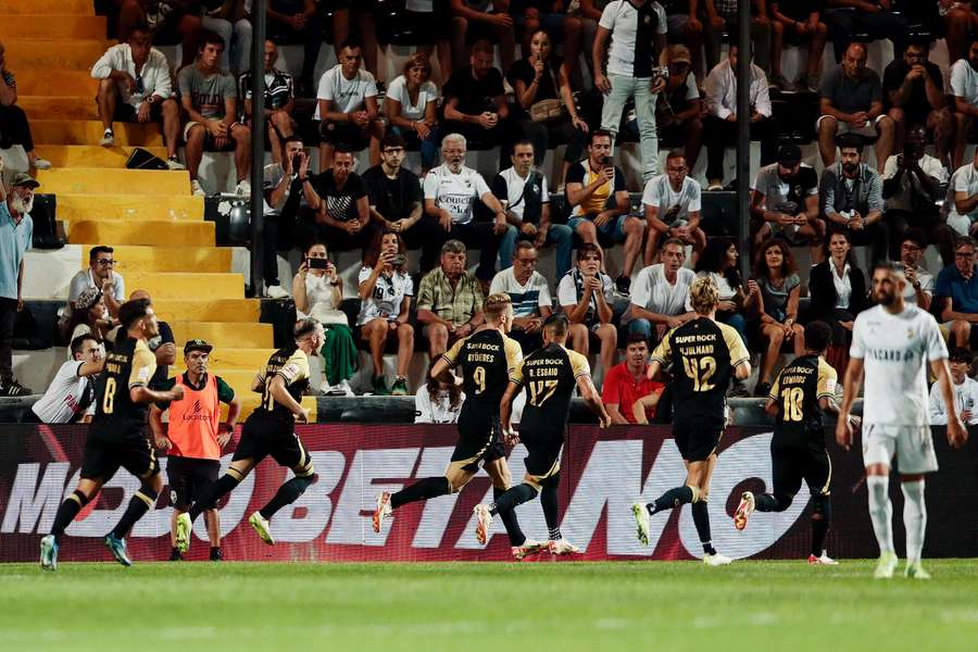 Gyokeres festeja com a equipa e os adeptos diante do Farense