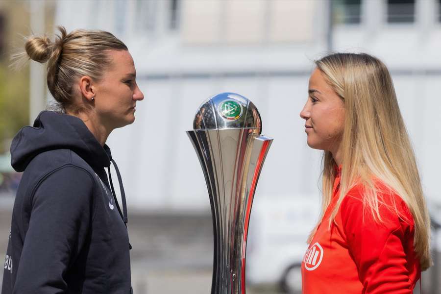 Alexandra Popp (l.) und Giulia Gwinn kämpfen am Donnerstag um den DFB Pokal der Frauen.