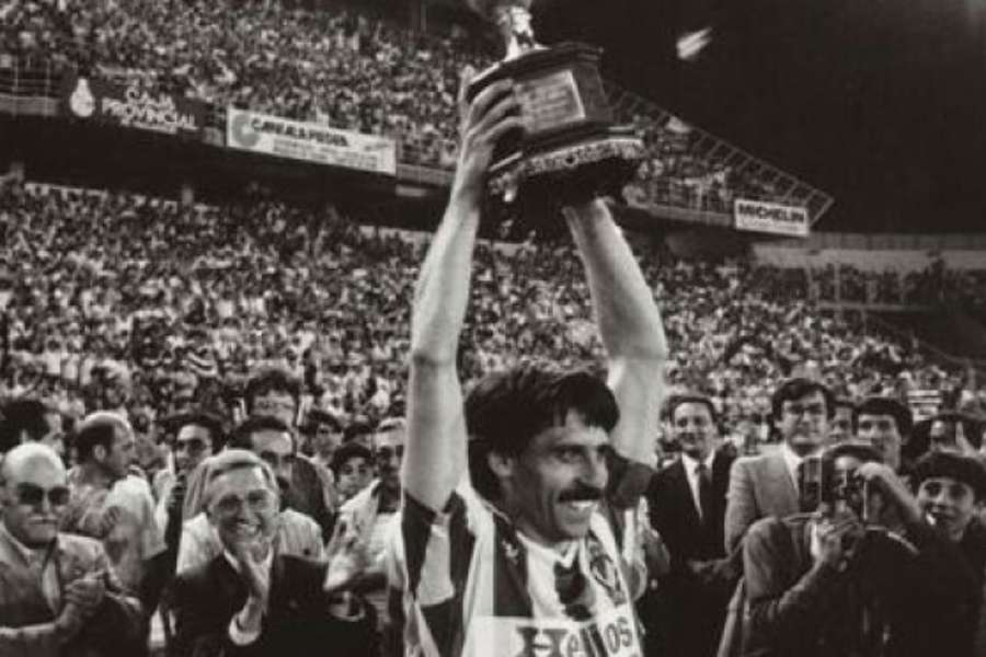 Pepe Moré ergue a Taça da Liga de 1984