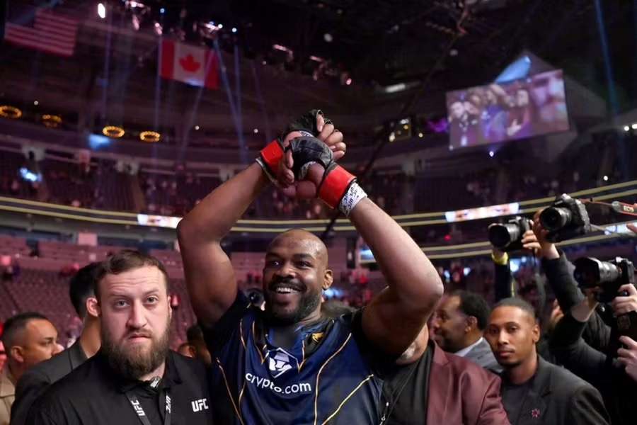 El estadounidense Jon Jones gana corona de los pesados en la UFC