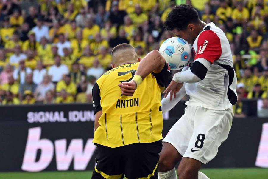 Waldemar Anton und Fares Chaibi sind jeweils mit der Hand am Ball.