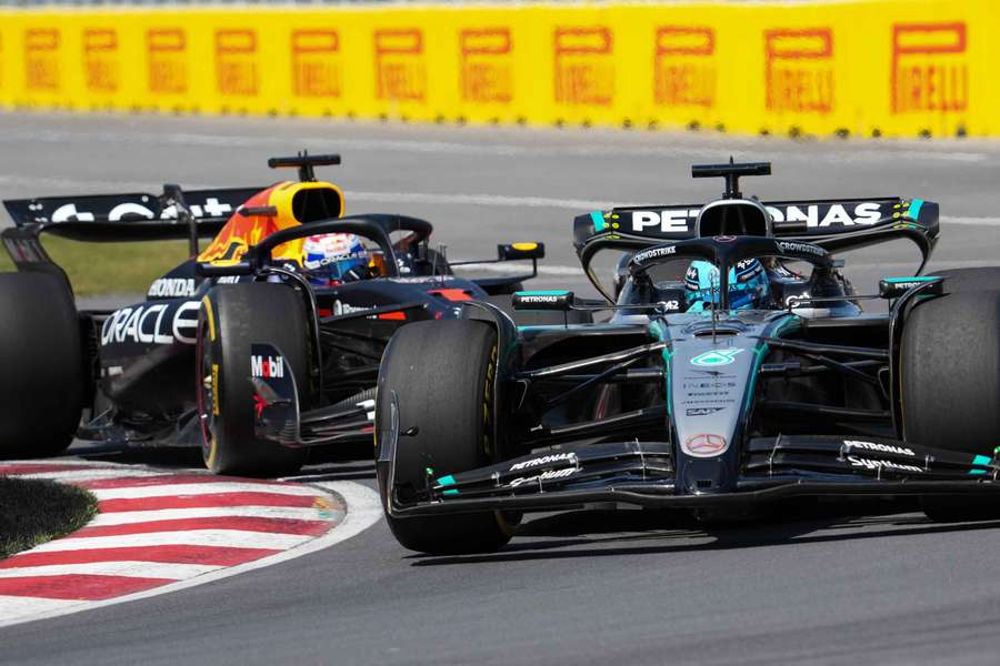 Duelo entre Verstappen (Red Bull) e Russell (Mercedes)