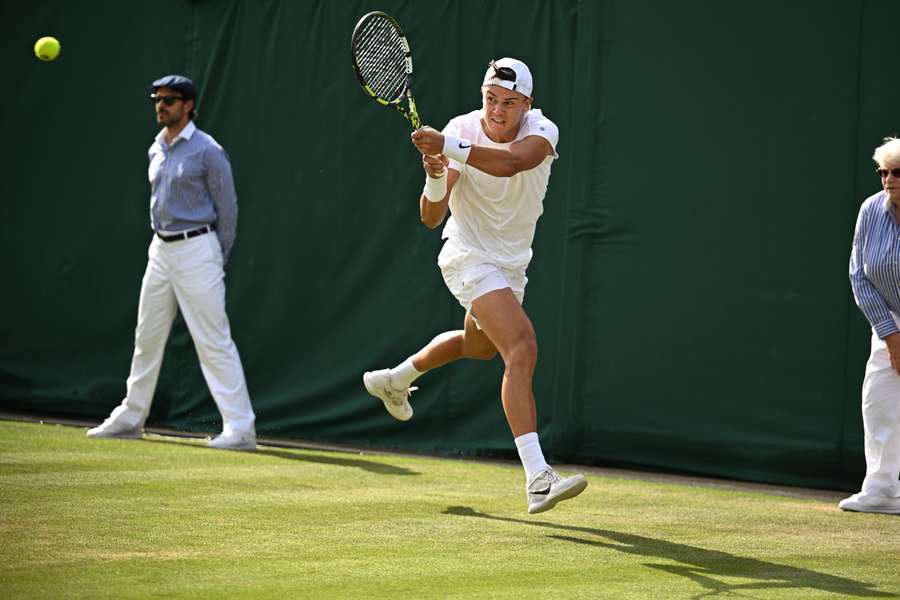 Holger Rune var halvvejs ude af Wimbledon, men fik nederlaget afværget med det yderste af neglene.