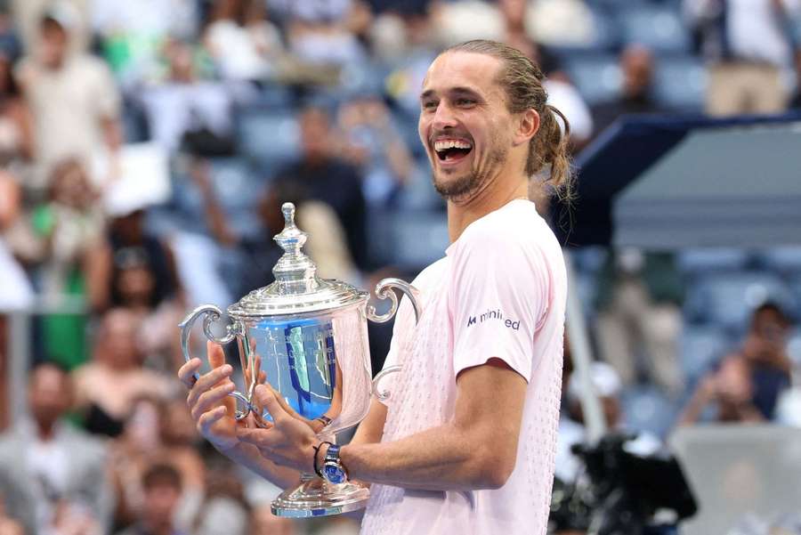 Zverev mit seiner neuesten Trophäe Zverev mit seiner neuesten Trophäe