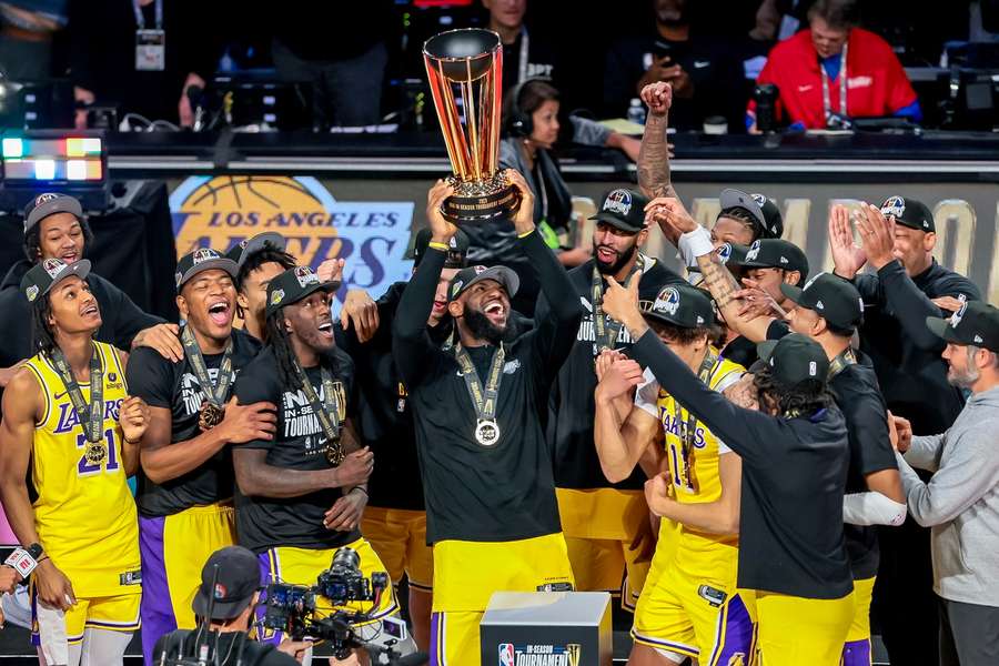 Los Angeles Lakers este momentan pe locul 5 în Conferința Vest