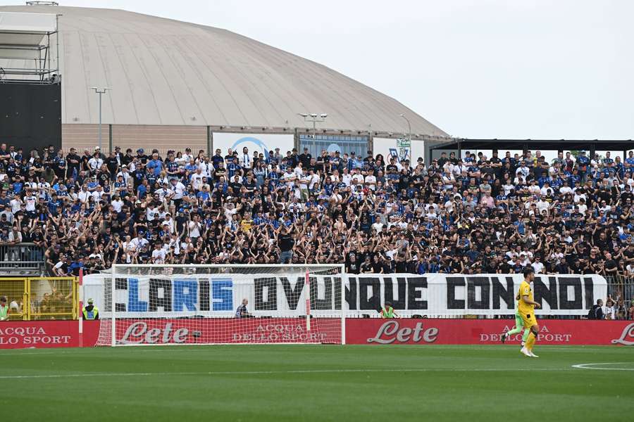 Die Fans von Atalanta beim Auswärtsspiel am Sonntag in Monza.