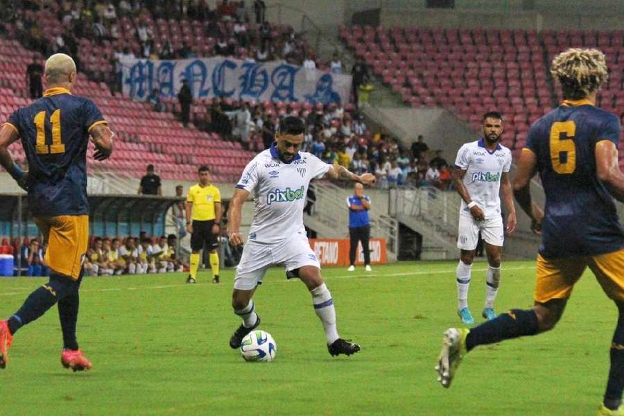 Um dos que colocou a "cara à tapa" após a eliminação foi o volante Robinho