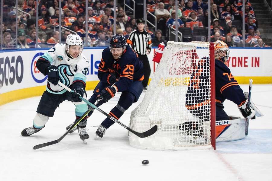 NHL: Leon Draisaitl (M) und die Edmonton Oilers sind in der NHL weiter nicht zu stoppen.