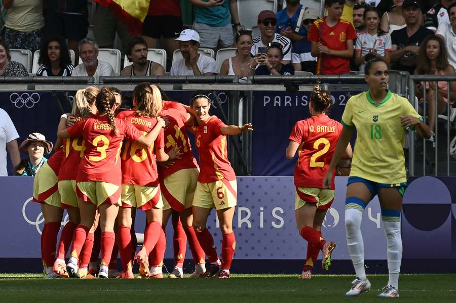 España vence a Brasil por 0-2.