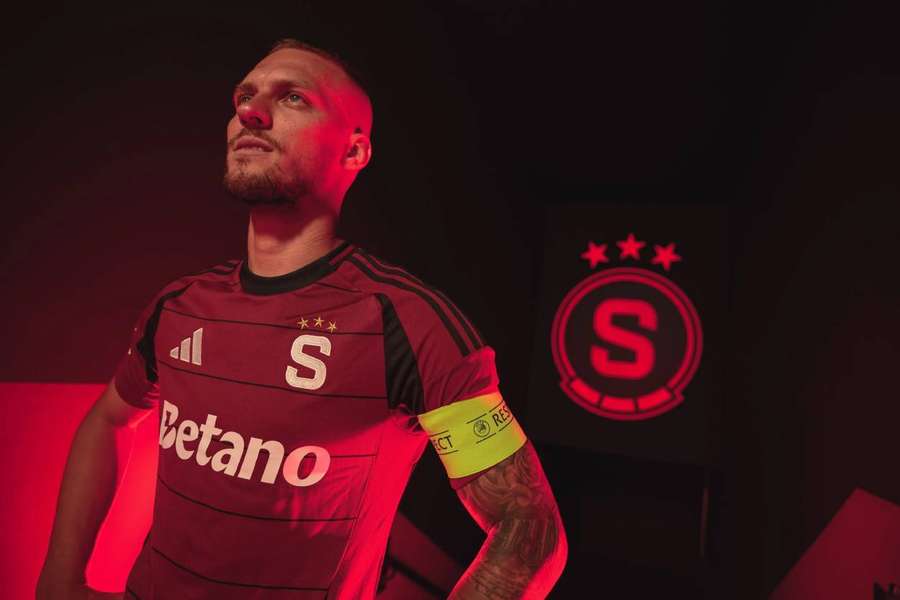Lukáš Haraslín s kapitánskou páskou.