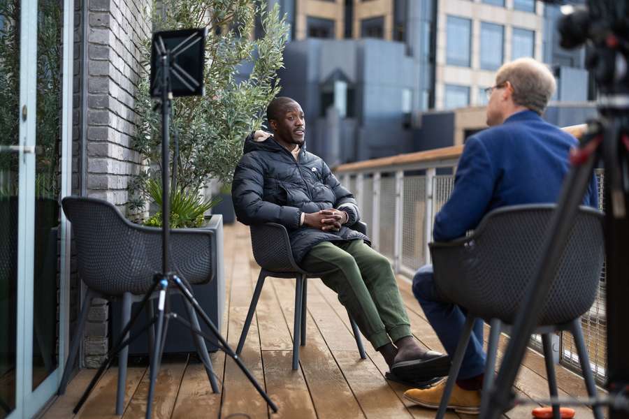 Tebogo, durante la entrevista en Londres