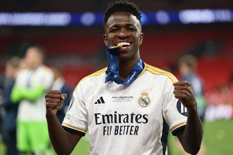 Vinicius Junior com sua segunda medalha de campeão da Champions League