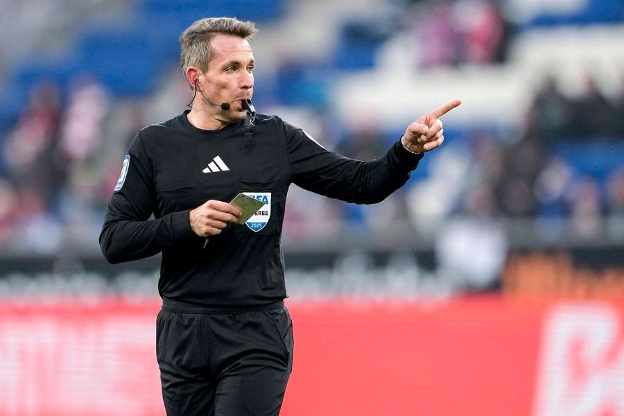 Tobias Stieler esteve no centro das atenções durante o jogo entre FC Porto e Roma