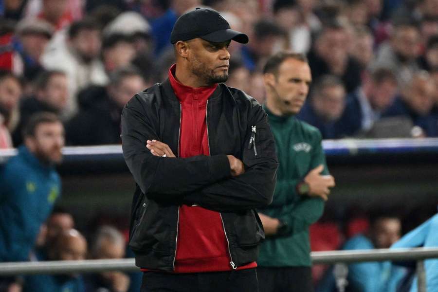 Vincent Kompany kijkt toe tijdens Bayern München - Dinamo Zagreb