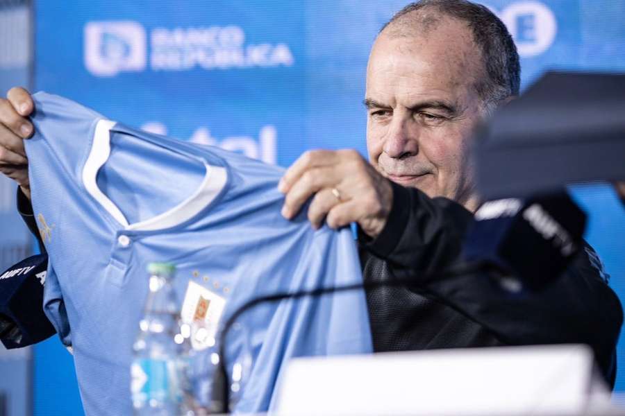 Marcelo Bielsa com a camisola do Uruguai