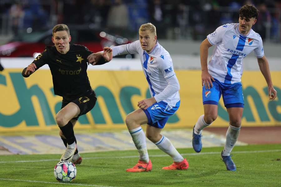 Záložník Slavie Lukáš Provod během zápasu v Ostravě.