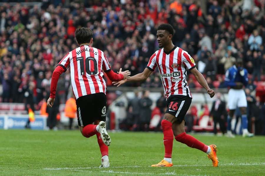 Sunderland's Patrick Roberts (L) and Amad Diallo