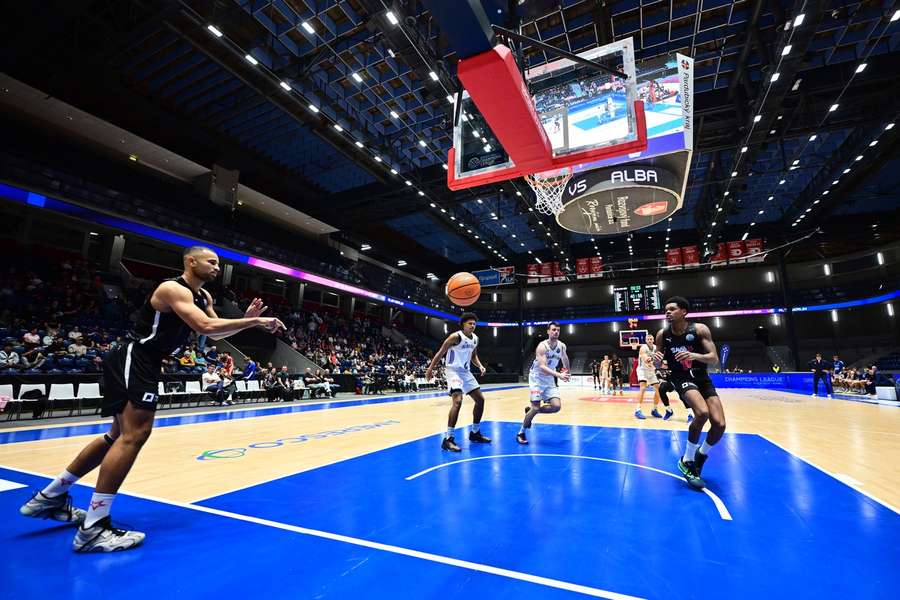 Slavisté (v černém) prohráli s Albou Berlín vysoko 86:110. Slavisté (v černém) prohráli s Albou Berlín vysoko 86:110.