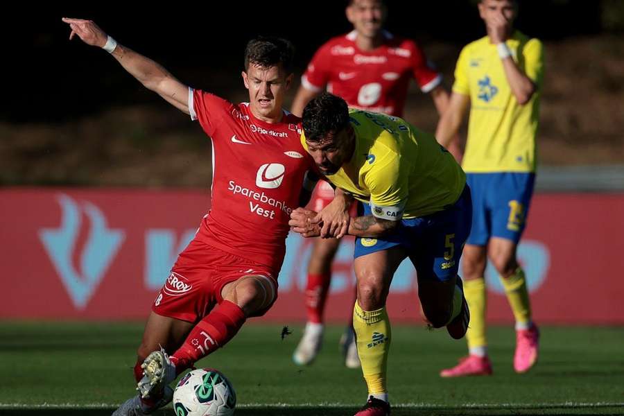 David Simão, capitão do Arouca, na disputa de bola
