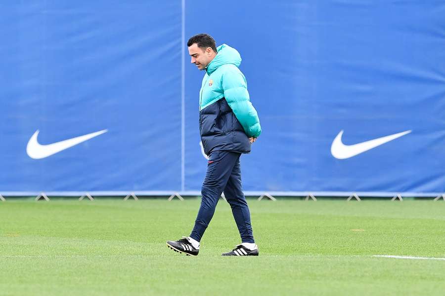 Xavi pensativo durante o treino do Barcelona