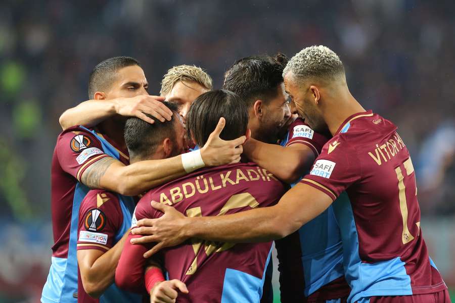 Trabzonspor zal de opbrengst van de kaartverkoop voor het duel met FC Basel doneren aan overlevenden van de aardbevingen
