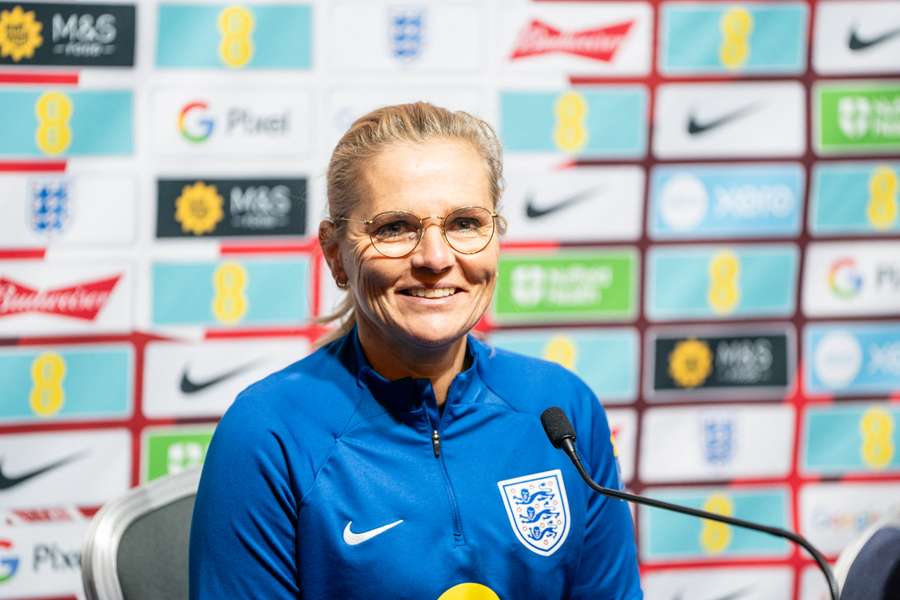 Sarina Wiegman heeft haar contract als bondscoach van de Engelse voetbalsters verlengd Sarina Wiegman heeft haar contract als bondscoach van de Engelse voetbalsters verlengd