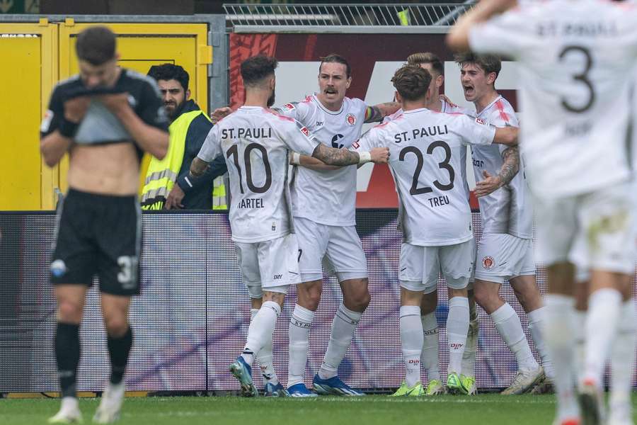 O St. Pauli comemora um golo no jogo contra o SC Paderborn.