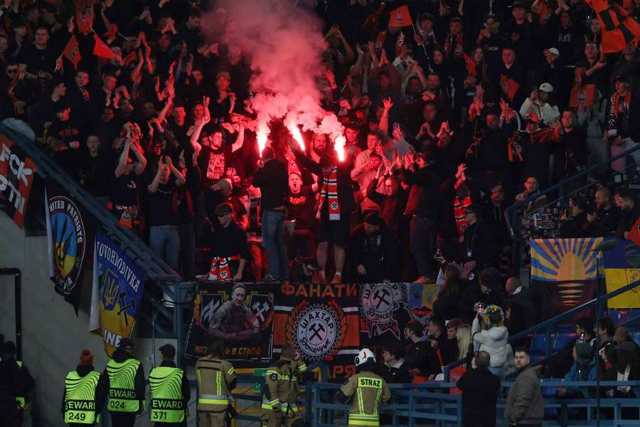 30 kwietnia 2026 r. Kibice Szachtara Doniecka z racami na trybunach stadionu Wisły Kraków. 30 kwietnia 2026 r. Kibice Szachtara Doniecka z racami na trybunach stadionu Wisły Kraków.