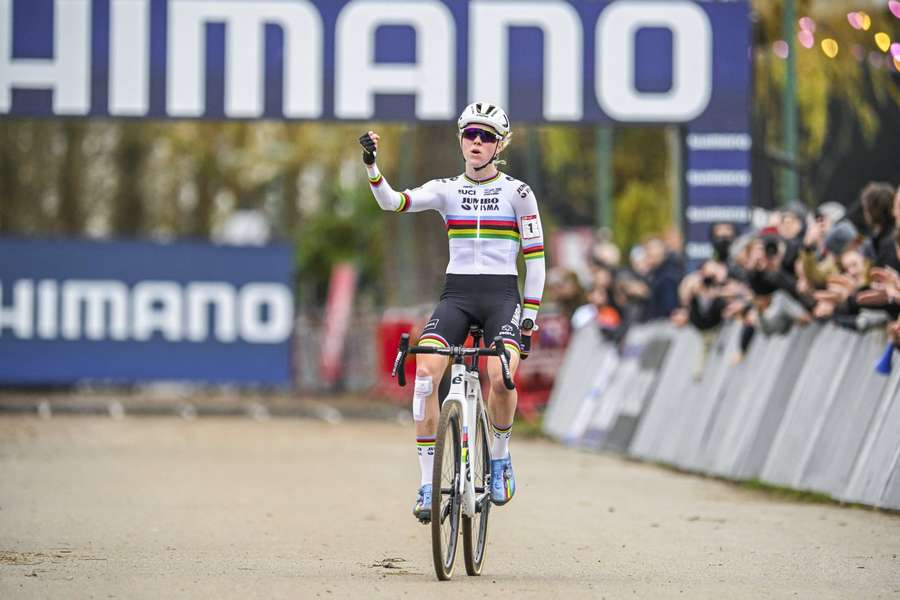 Fem van Empel komt als eerste over de finish