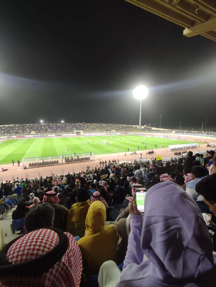 Pohled z tribuny na zápas saúdské ligy