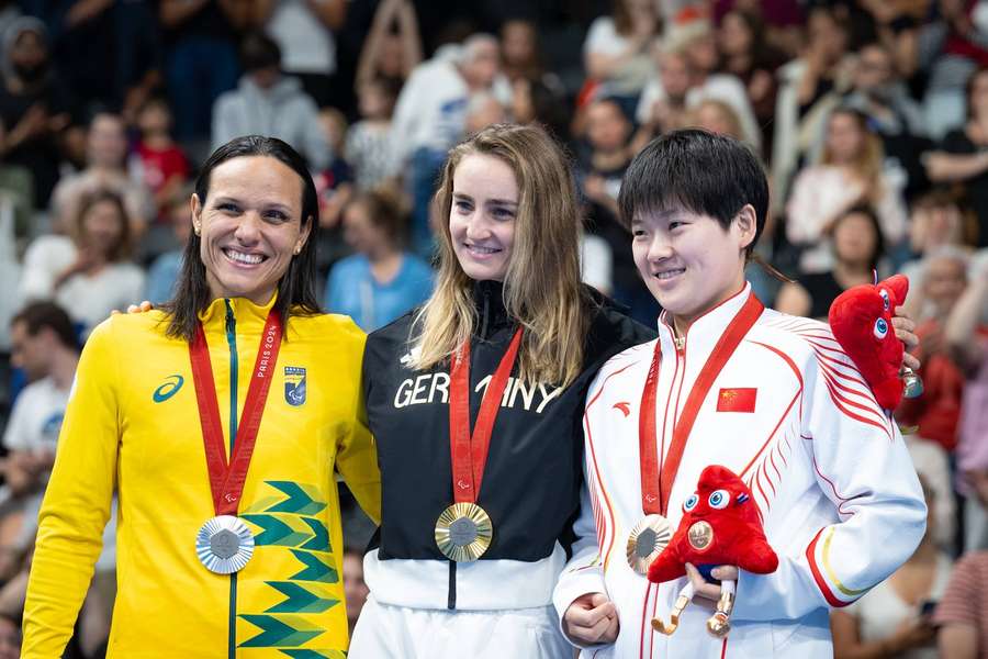 Elena Semechin (M.) hat sich die Goldmedaille bei den Paralympics in Paris gesichert.