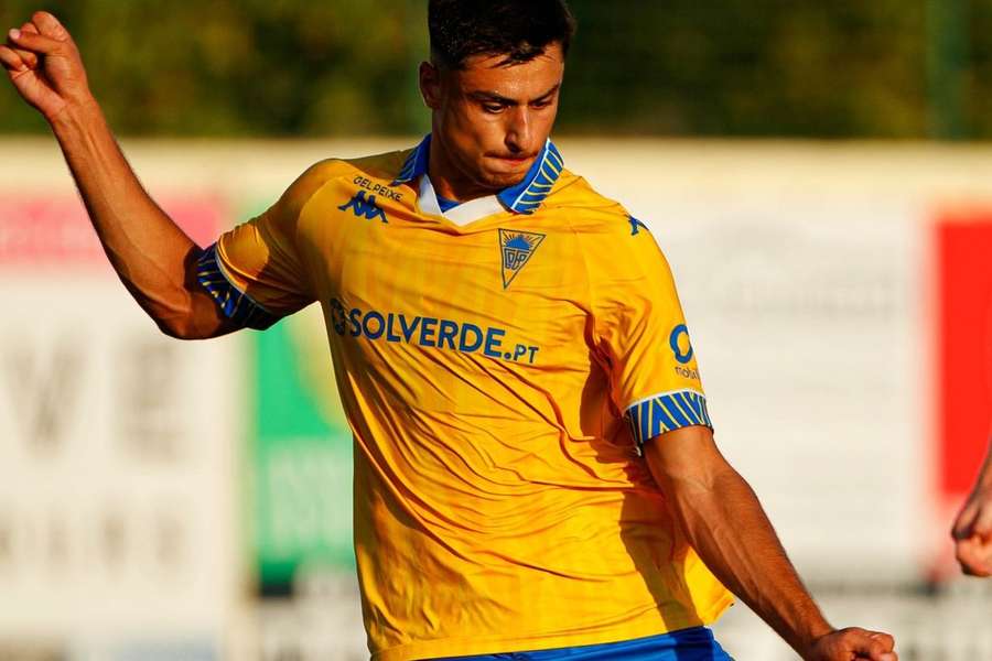 Amarelo continua a dominar o equipamento do Estoril