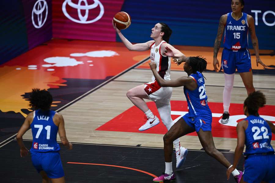Caitlin Clark em ação pelos Estados Unidos da América Caitlin Clark em ação pelos Estados Unidos da América