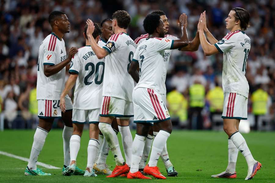 Los jugadores del Madrid celebran uno de sus goles ante el Rayo Los jugadores del Madrid celebran uno de sus goles ante el Rayo
