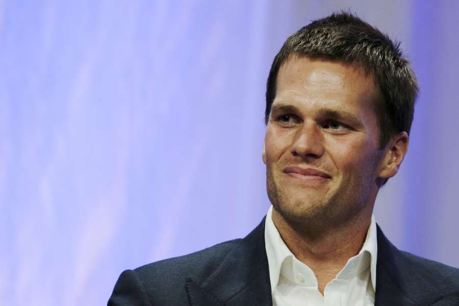 O quarterback do New England Patriots, Tom Brady, discursa na Salem State University, em Salem.