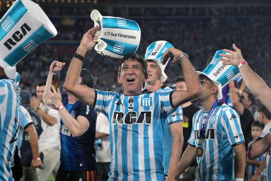 Gustavo Costas comemora a conquista do título do Racing