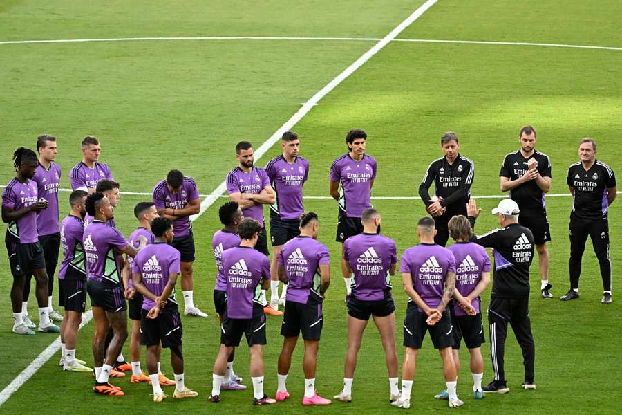 Ancelotti, con sus jugadores escuchando sus indicaciones