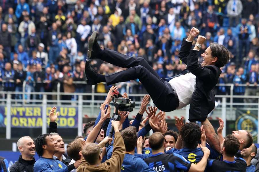 Meistertrainer Simone Inzaghi wird bejubelt.
