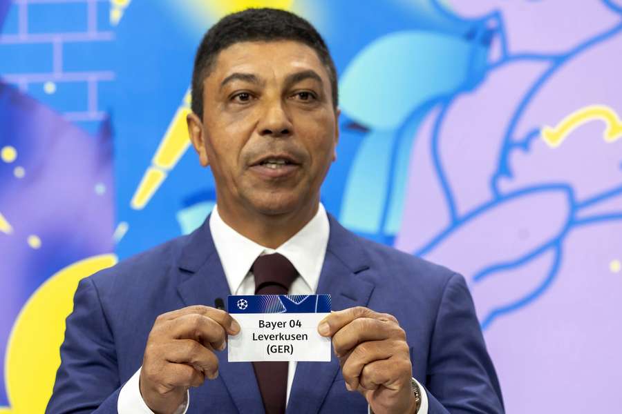 Giovane Elber loste das deutsch-deutsche Duell aus