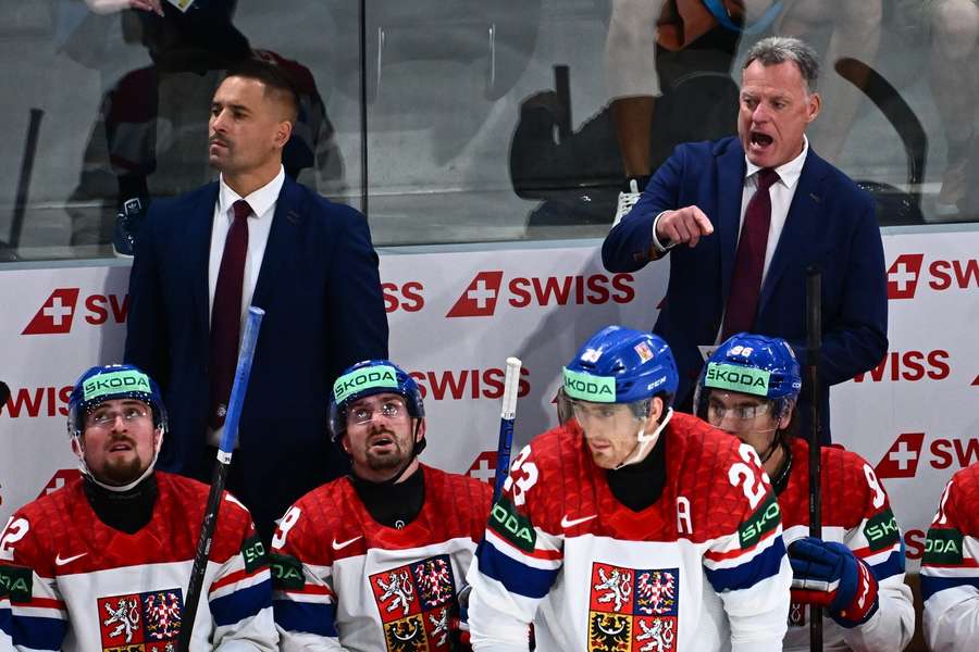Tomáš Plekanec (v obleku vlevo) a Radim Rulík budou odteď se svými bývalými svěřenci už jen soupeři. Tomáš Plekanec (v obleku vlevo) a Radim Rulík budou odteď se svými bývalými svěřenci už jen soupeři.
