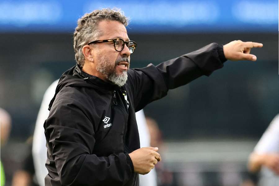 Cleber Xavier giving orders on the touchline