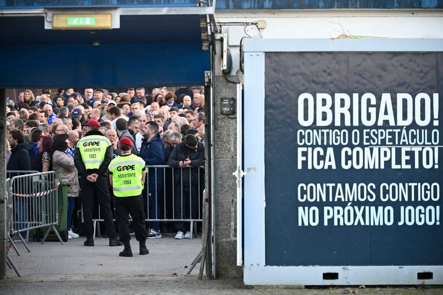 Adeptos à porta do Estádio do Famalicão