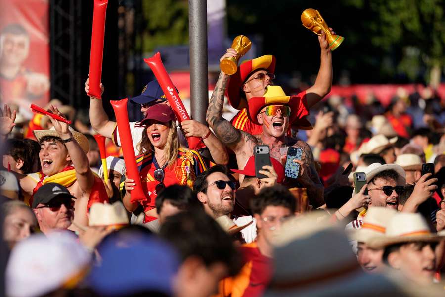 Aficionados de España vibran con la Roja Aficionados de España vibran con la Roja