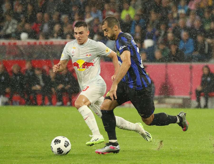Oscar Gloukh fra Red Bull Salzburg i duel med Inters Henrikh Mkhitaryan.