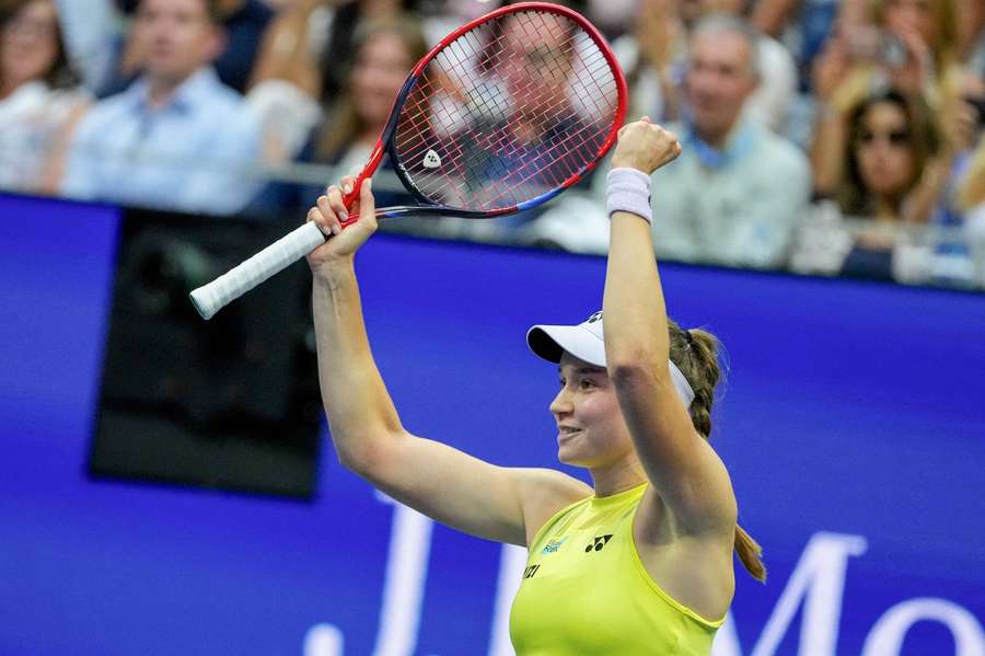Jelena Rybakinová je oficiálně světovou jedničkou. Jelena Rybakinová je oficiálně světovou jedničkou.