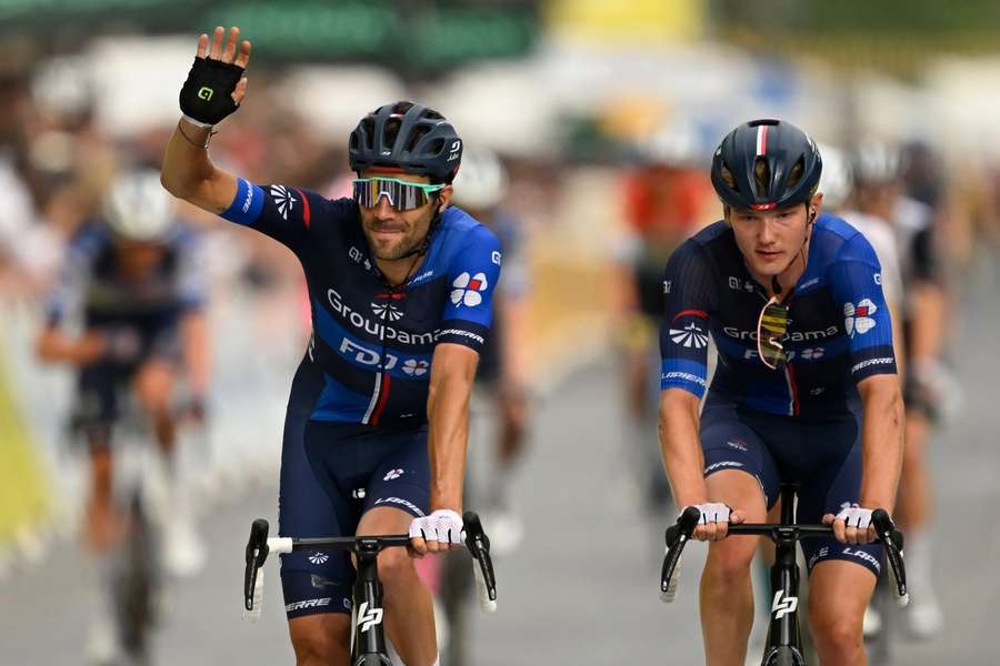 Thibaut Pinot zwaait naar het publiek tijdens de laatste etappe van de Tour de France